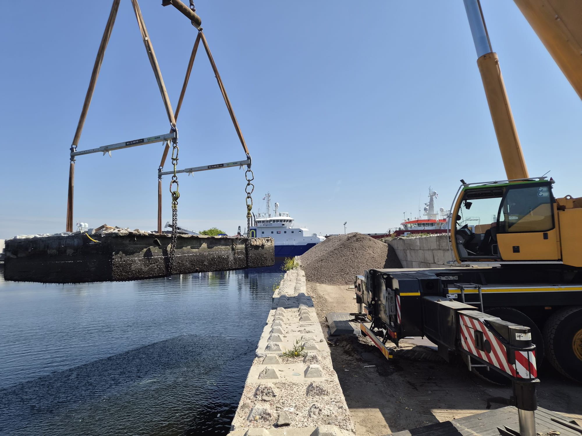 Betonnen casco van de woonark wordt uit het water gehesen – Port of Amsterdam